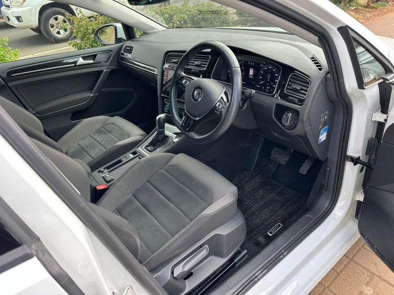 
								Volkswagen Golf Tsi full									