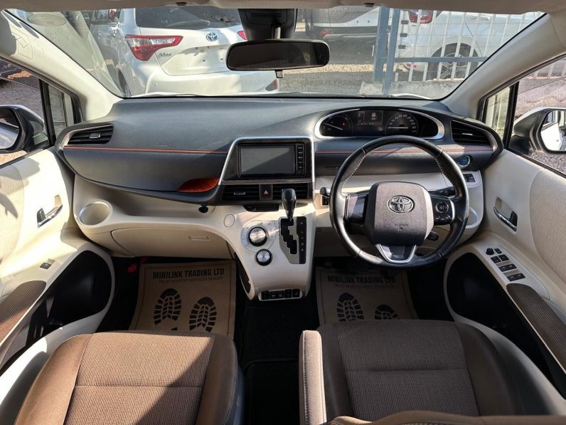 
								Toyota Sienta full									