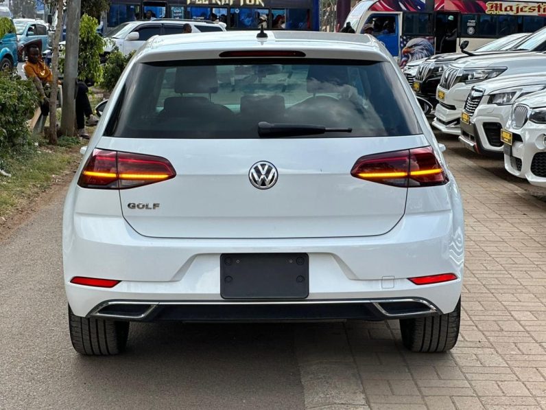 
								Volkswagen Golf Tsi full									