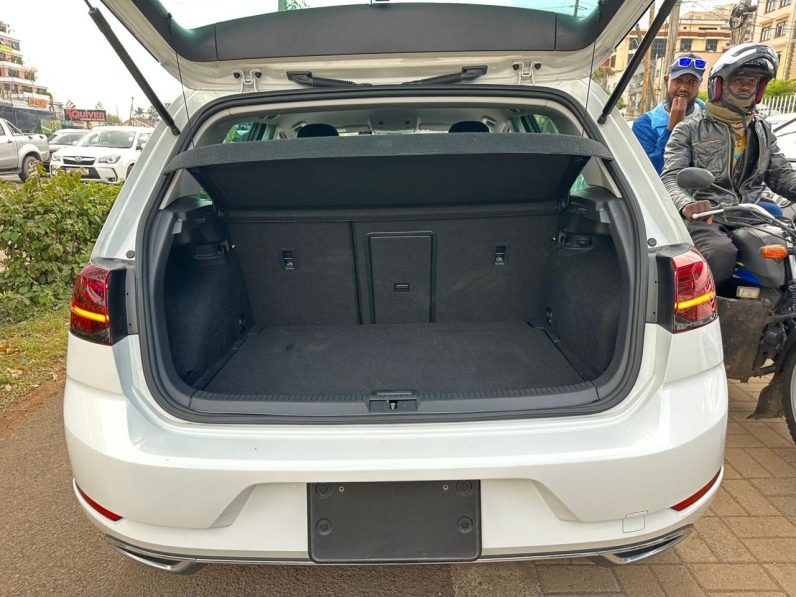 
								Volkswagen Golf Tsi full									