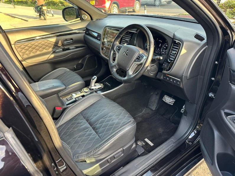 
								Mitsubishi Outlander PHEV full									