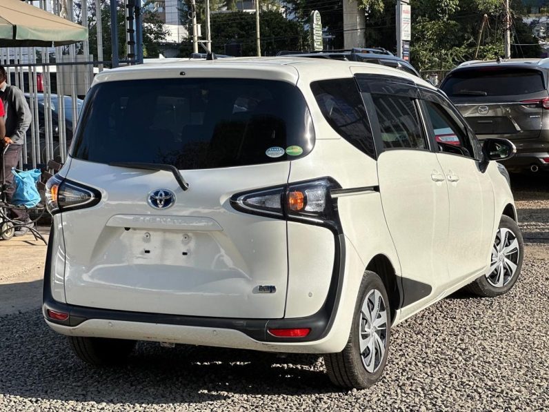 
								Toyota Sienta full									