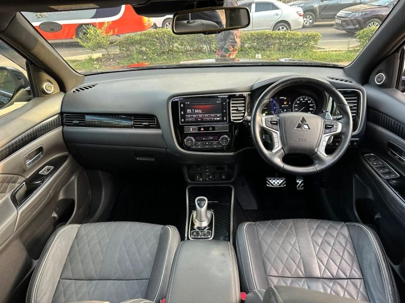 
								Mitsubishi Outlander PHEV full									