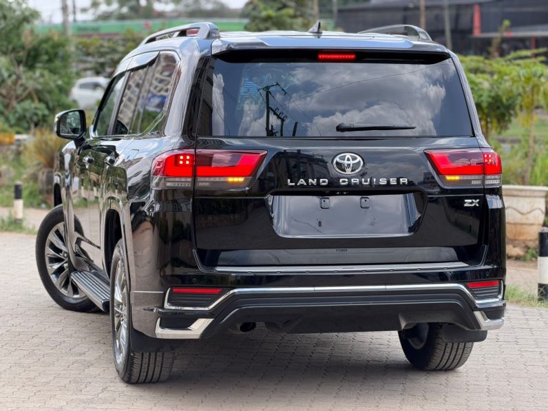 
								Toyota Land Cruiser 300 series ZX full									