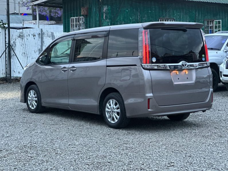 
								Toyota Noah full									
