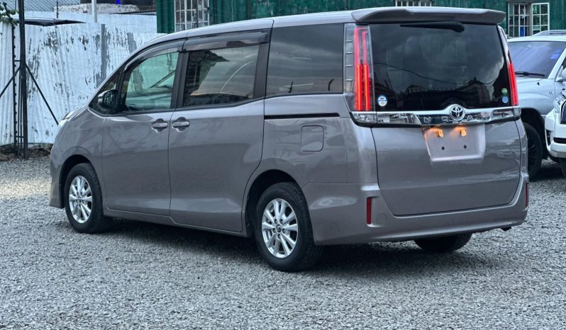 
								Toyota Noah full									