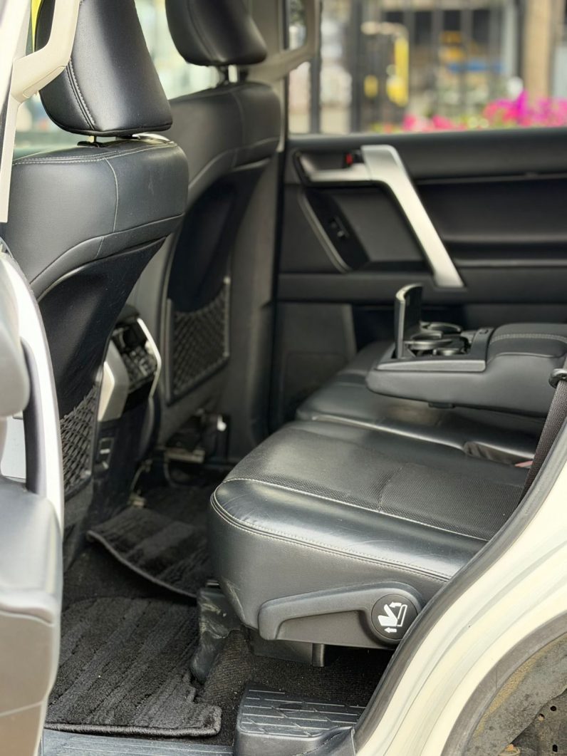 
								Toyota LandCruiser Prado TX-L full									