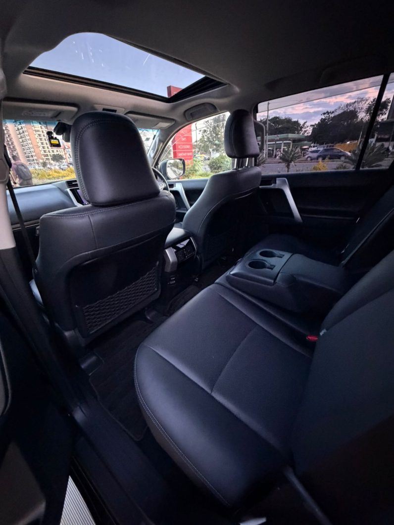 
								Toyota Land Cruiser Prado TXL full									