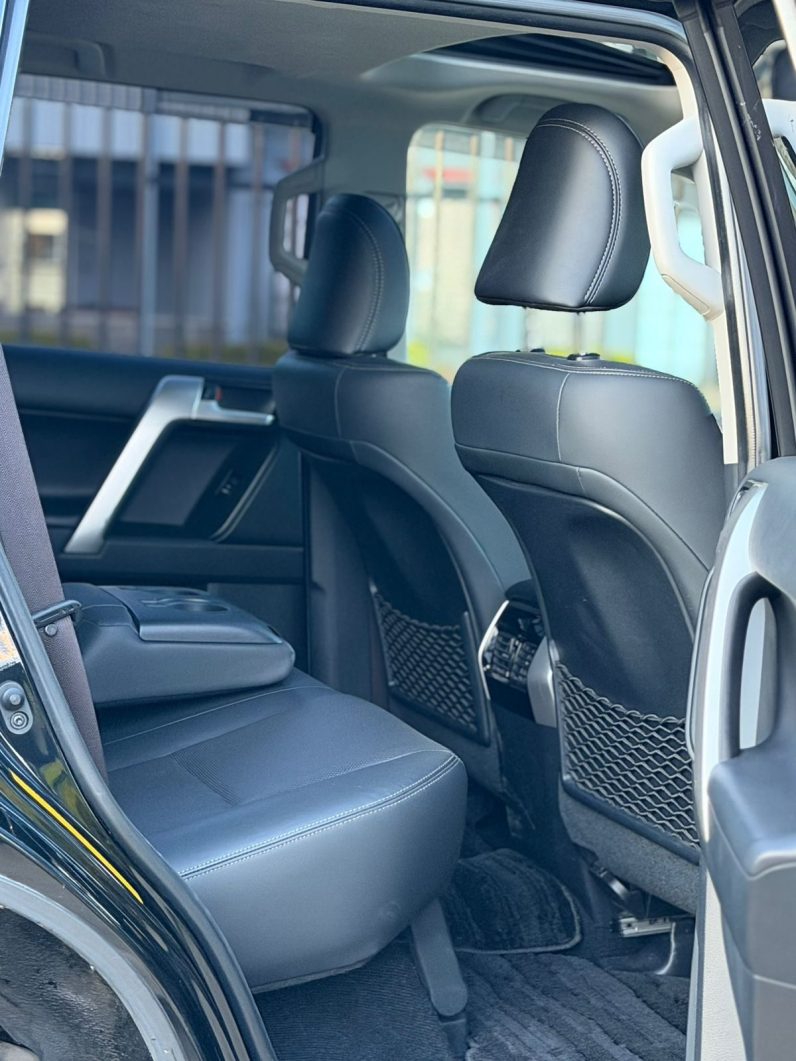 
								Toyota Land Cruiser Prado TXL full									