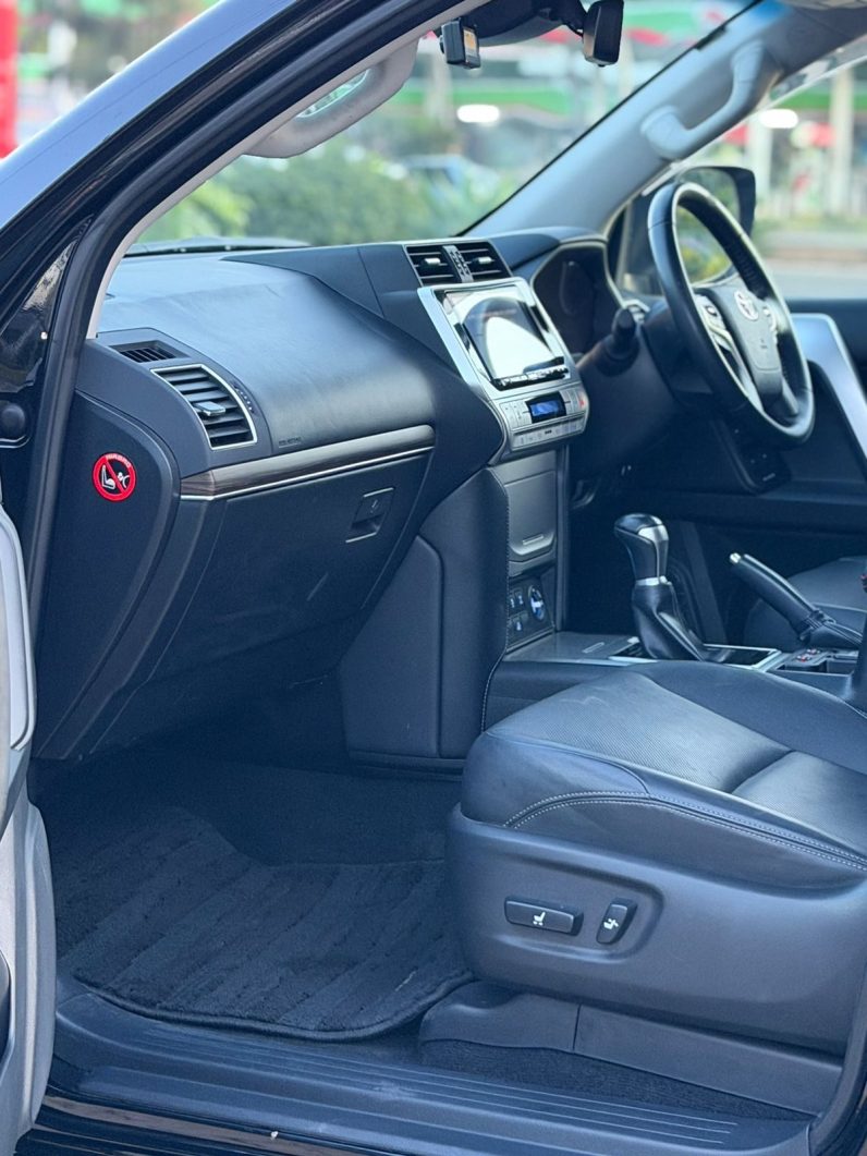 
								Toyota Land Cruiser Prado TXL full									