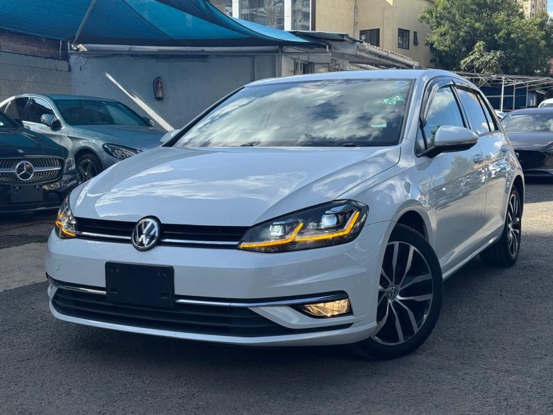 
								Volkswagen Golf TSI full									