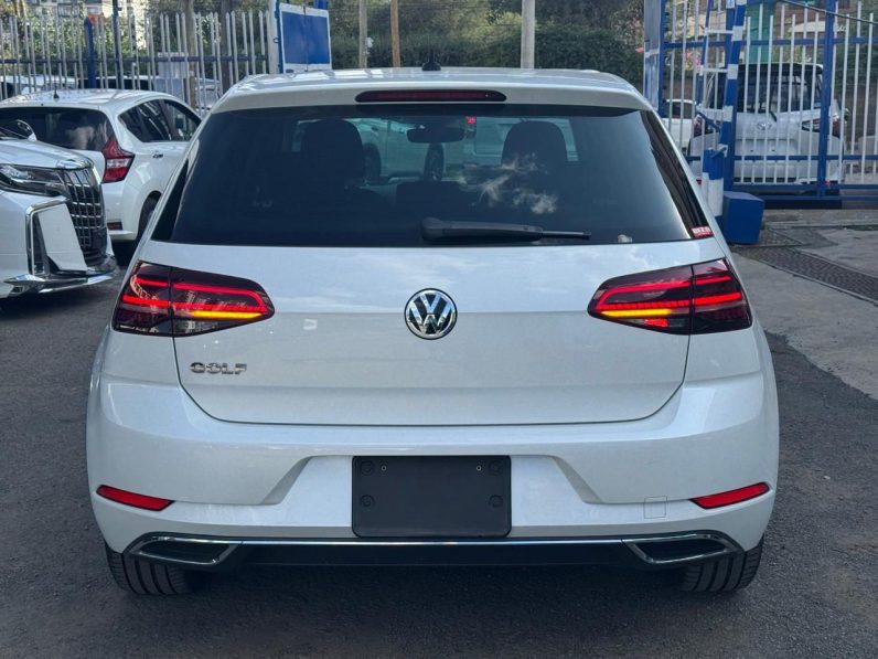 
								Volkswagen Golf TSI full									