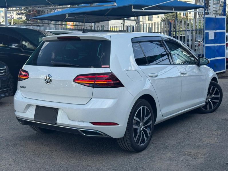 
								Volkswagen Golf TSI full									