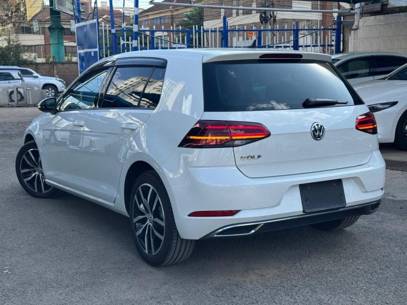 
								Volkswagen Golf TSI full									