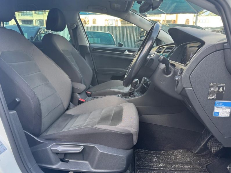 
								Volkswagen Golf TSI full									