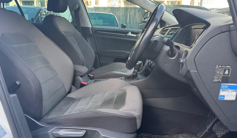 
								Volkswagen Golf TSI full									