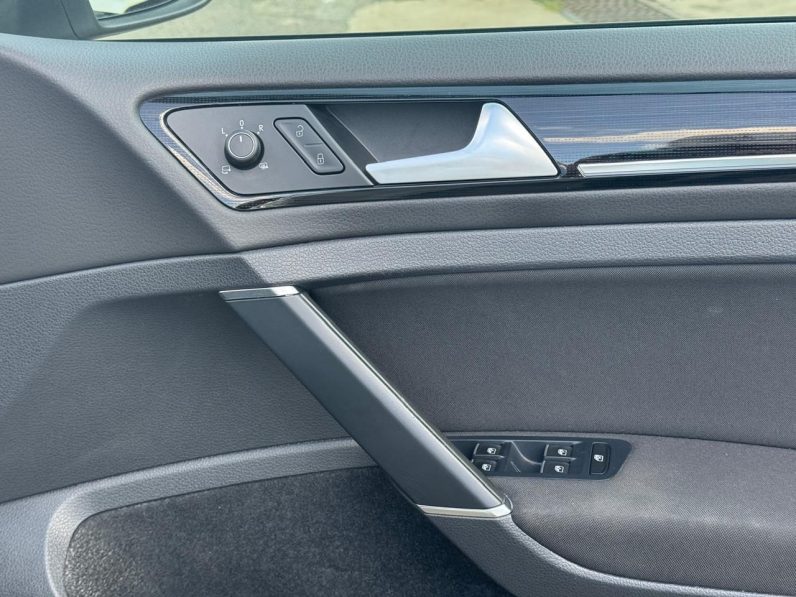 
								Volkswagen Golf TSI full									