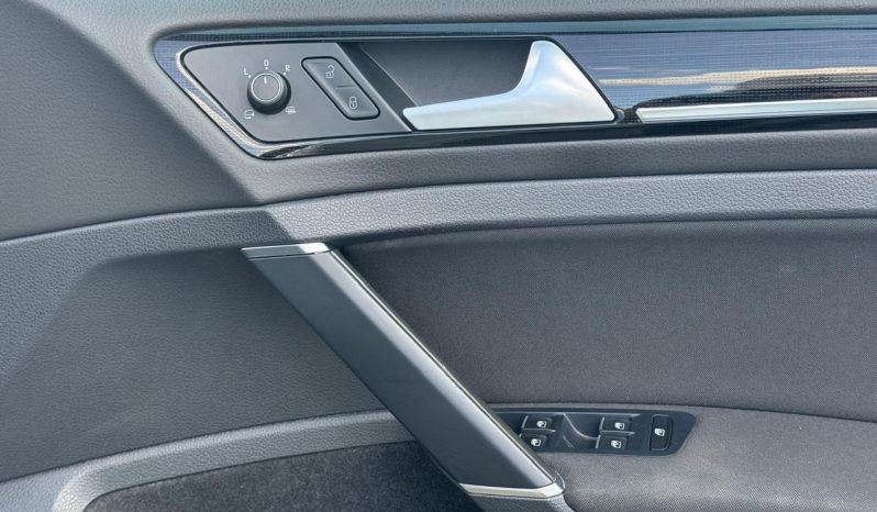 
								Volkswagen Golf TSI full									