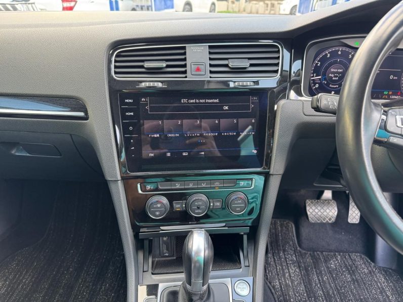 
								Volkswagen Golf TSI full									