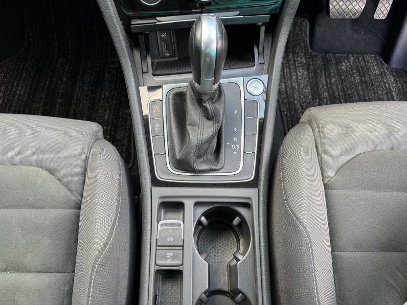 
								Volkswagen Golf TSI full									