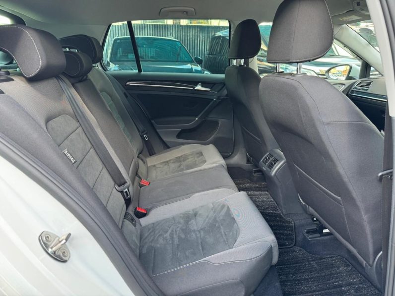 
								Volkswagen Golf TSI full									