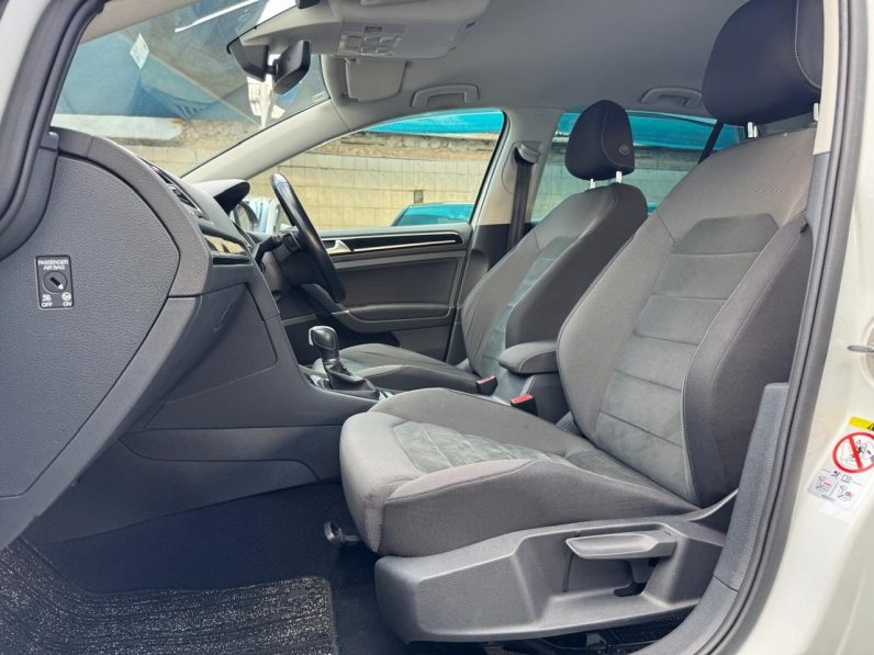 
								Volkswagen Golf TSI full									