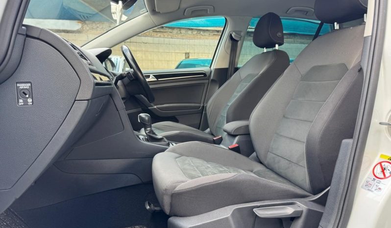 
								Volkswagen Golf TSI full									