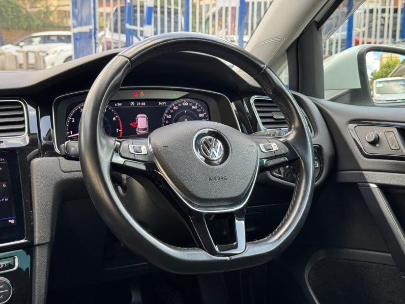 
								Volkswagen Golf TSI full									