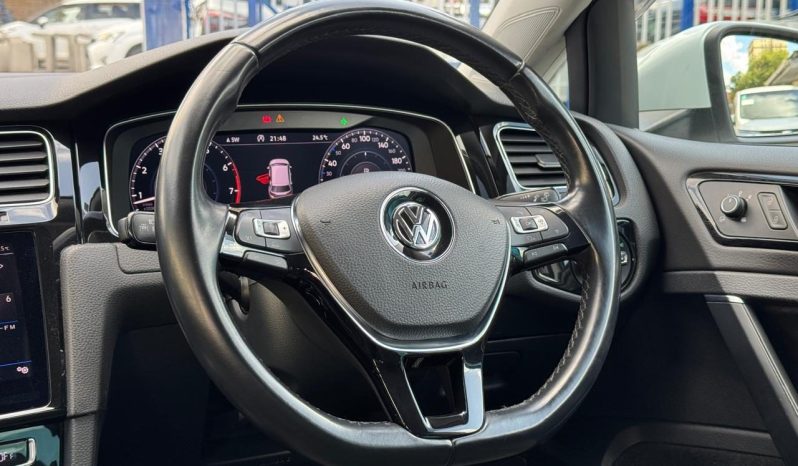 
								Volkswagen Golf TSI full									