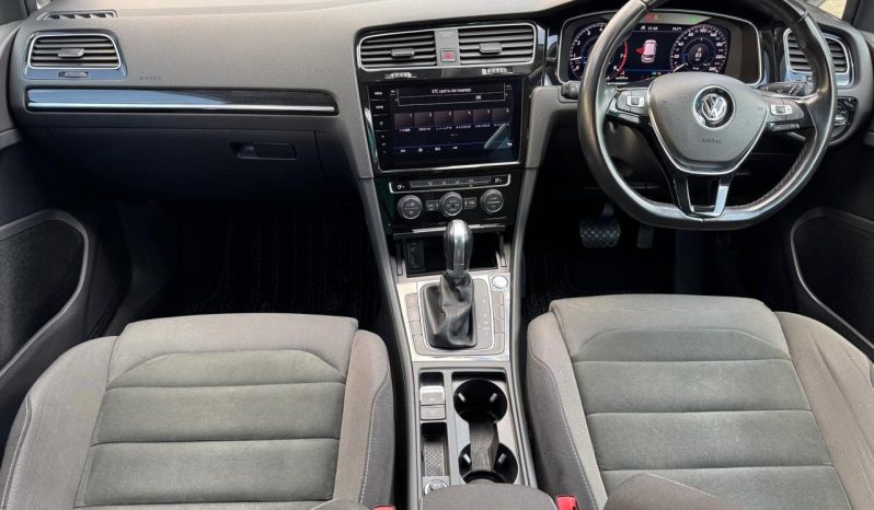 
								Volkswagen Golf TSI full									