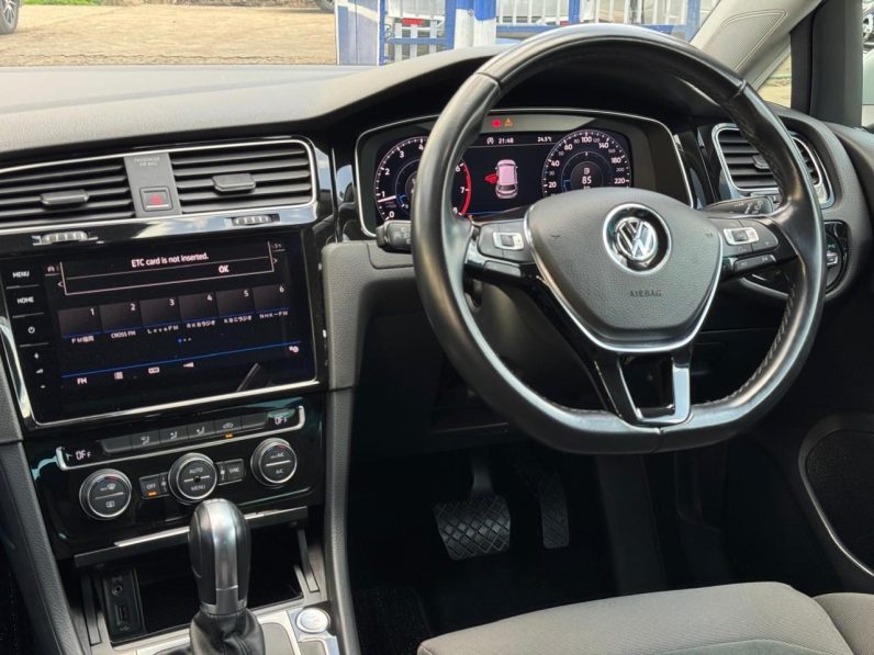 
								Volkswagen Golf TSI full									