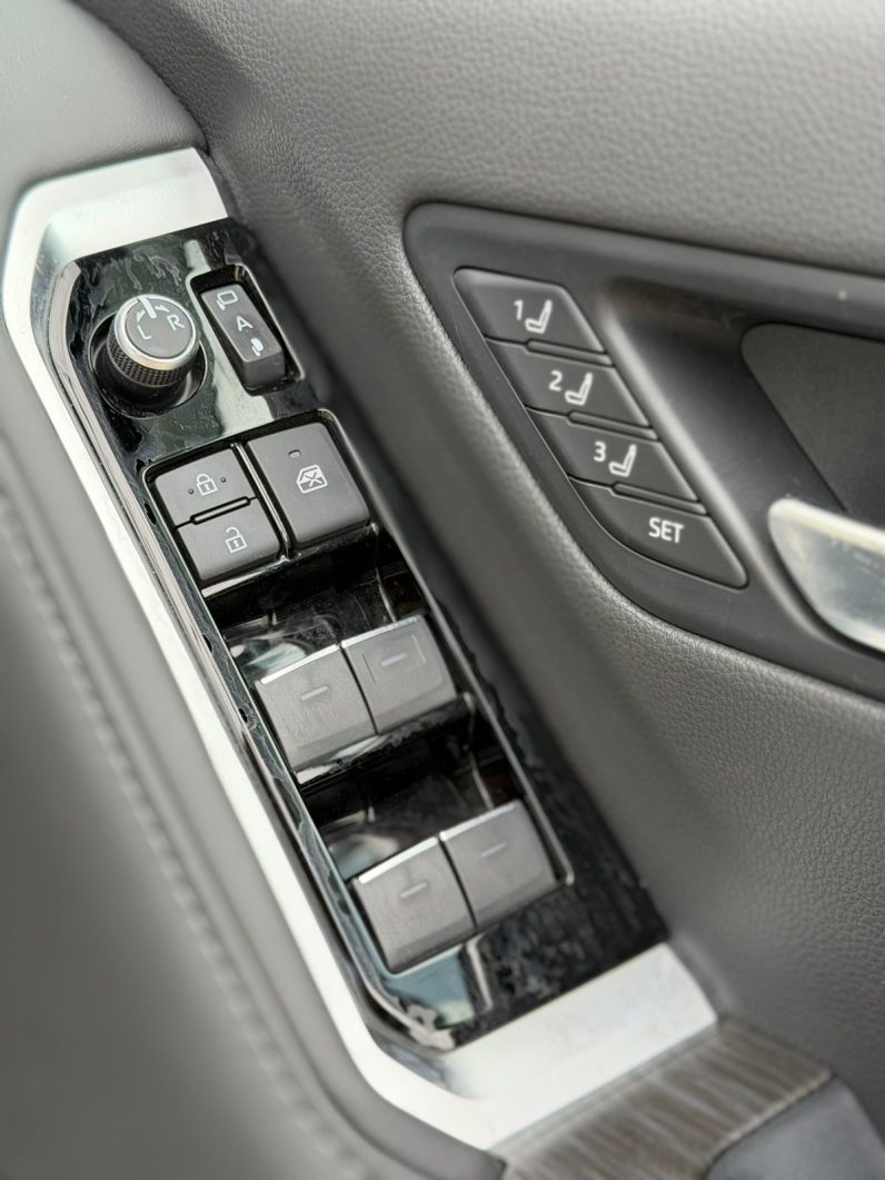 
								Toyota Land Cruiser LC300 full									