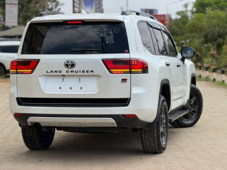 
								Toyota Land Cruiser LC300 full									