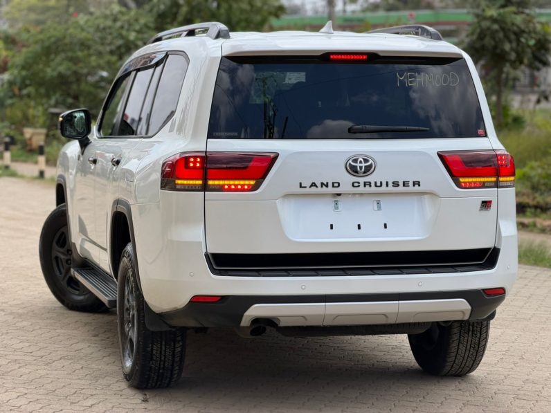 
								Toyota Land Cruiser LC300 full									