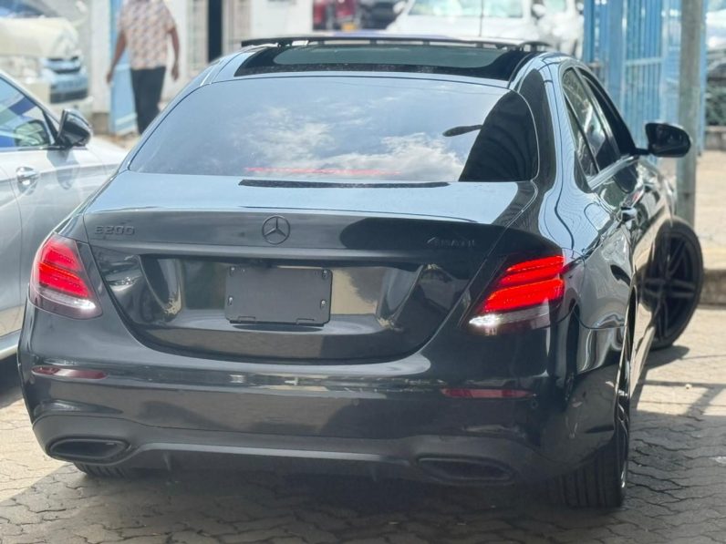 
								Mercedes Benz E200 full									