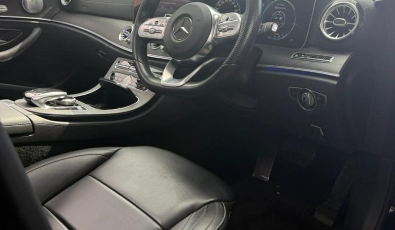 
								Mercedes Benz E200 full									