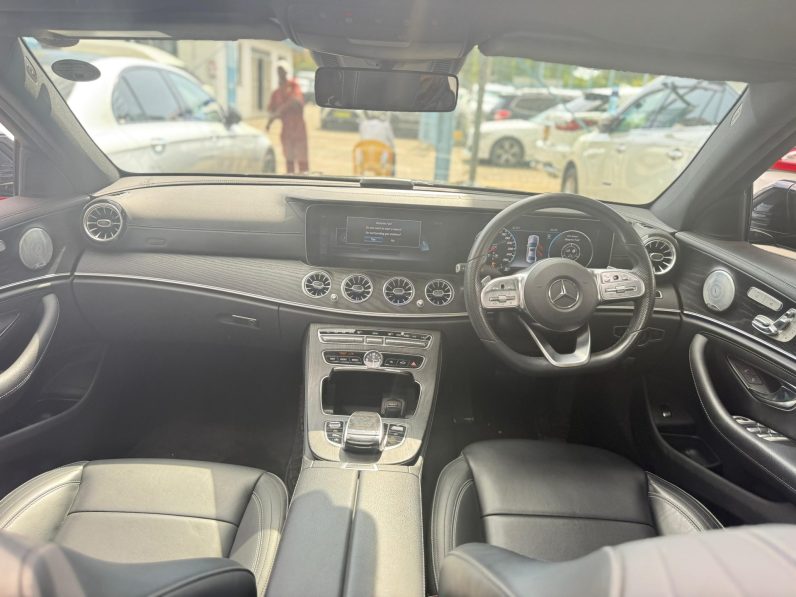 
								Mercedes Benz E200 full									