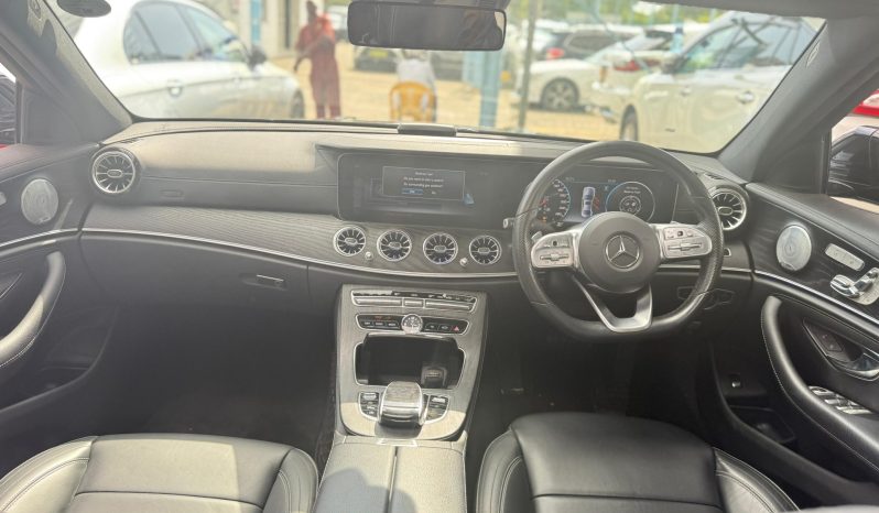 
								Mercedes Benz E200 full									