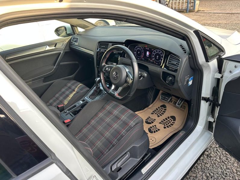 
								Voxwagen golf GTI full									