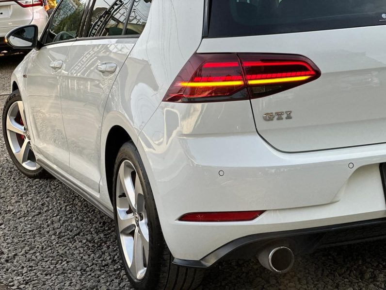 
								Voxwagen golf GTI full									