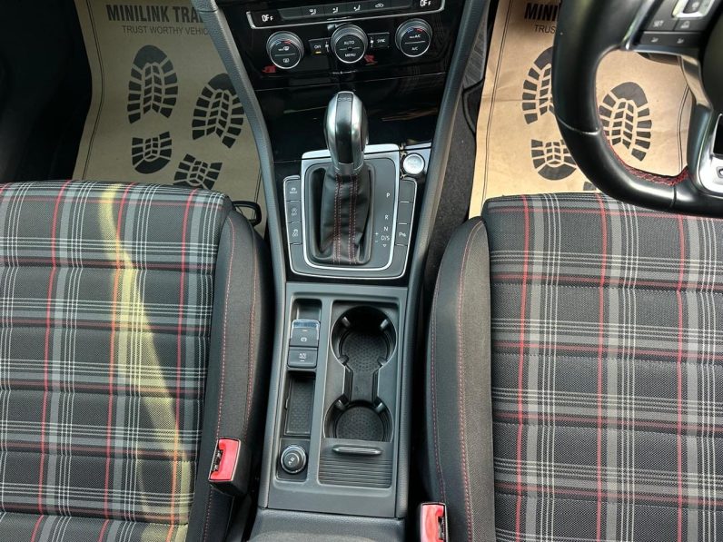 
								Voxwagen golf GTI full									