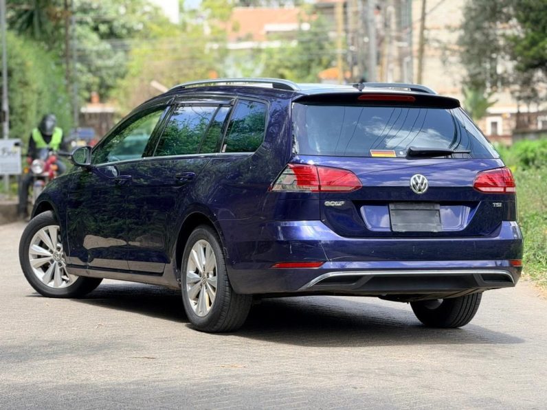 
								Volkswagen Golf TSI full									