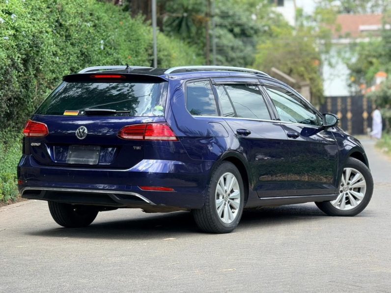 
								Volkswagen Golf TSI full									