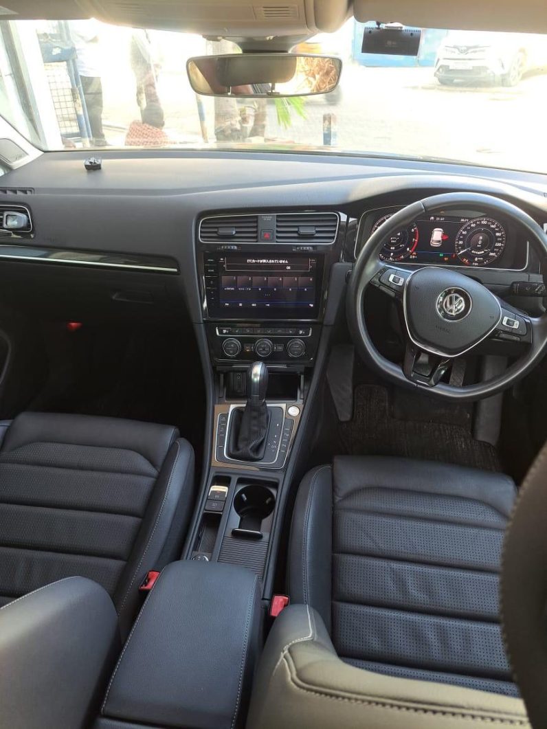 
								Volkswagen Golf full									