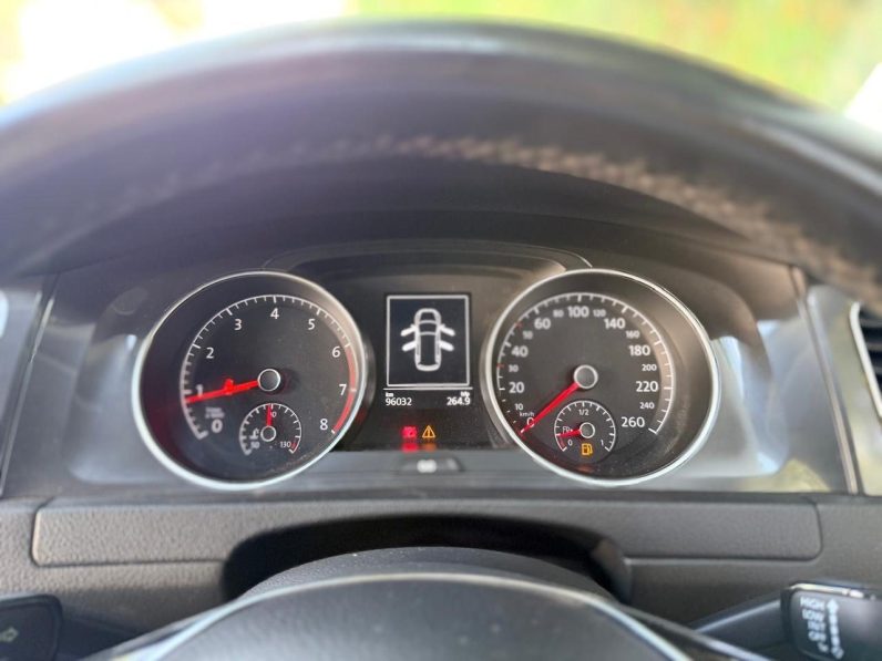 
								Volkswagen Golf TSI full									