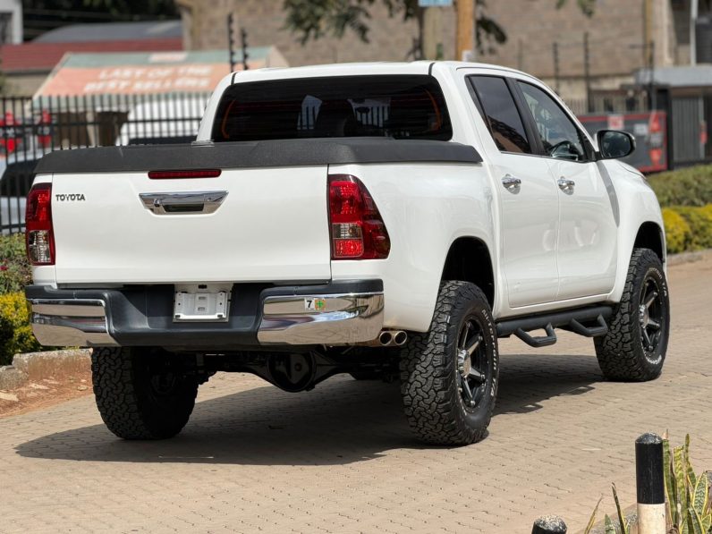 
								Toyota Hilux full									