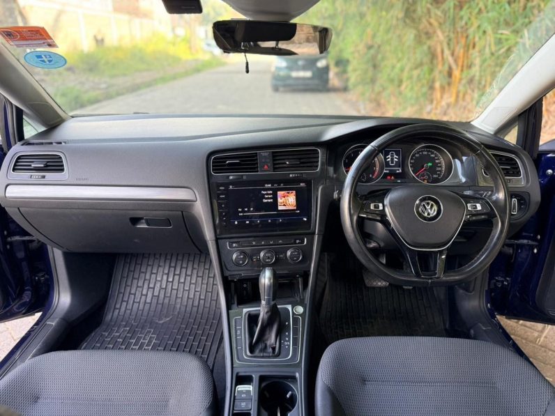
								Volkswagen Golf TSI full									