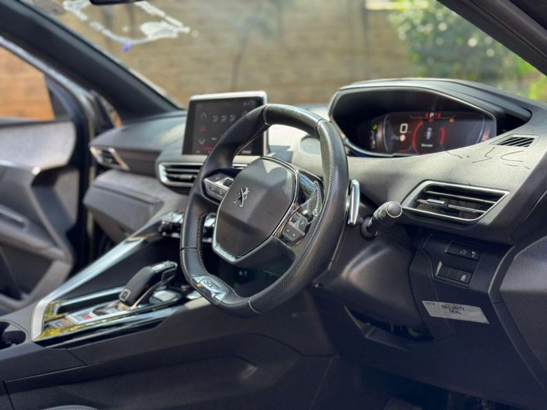 
								Peugeot 3008 GT full									