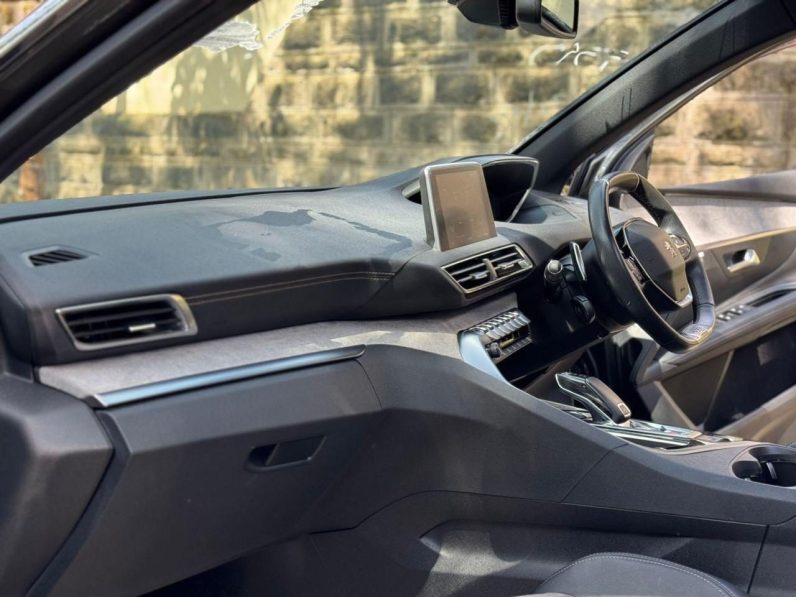 
								Peugeot 3008 GT full									