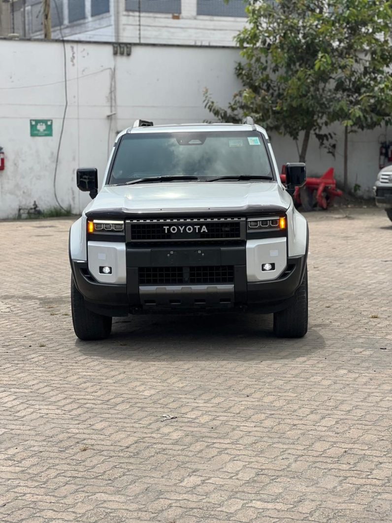 
								Toyota LandCruiser Prado J250 VXR full									